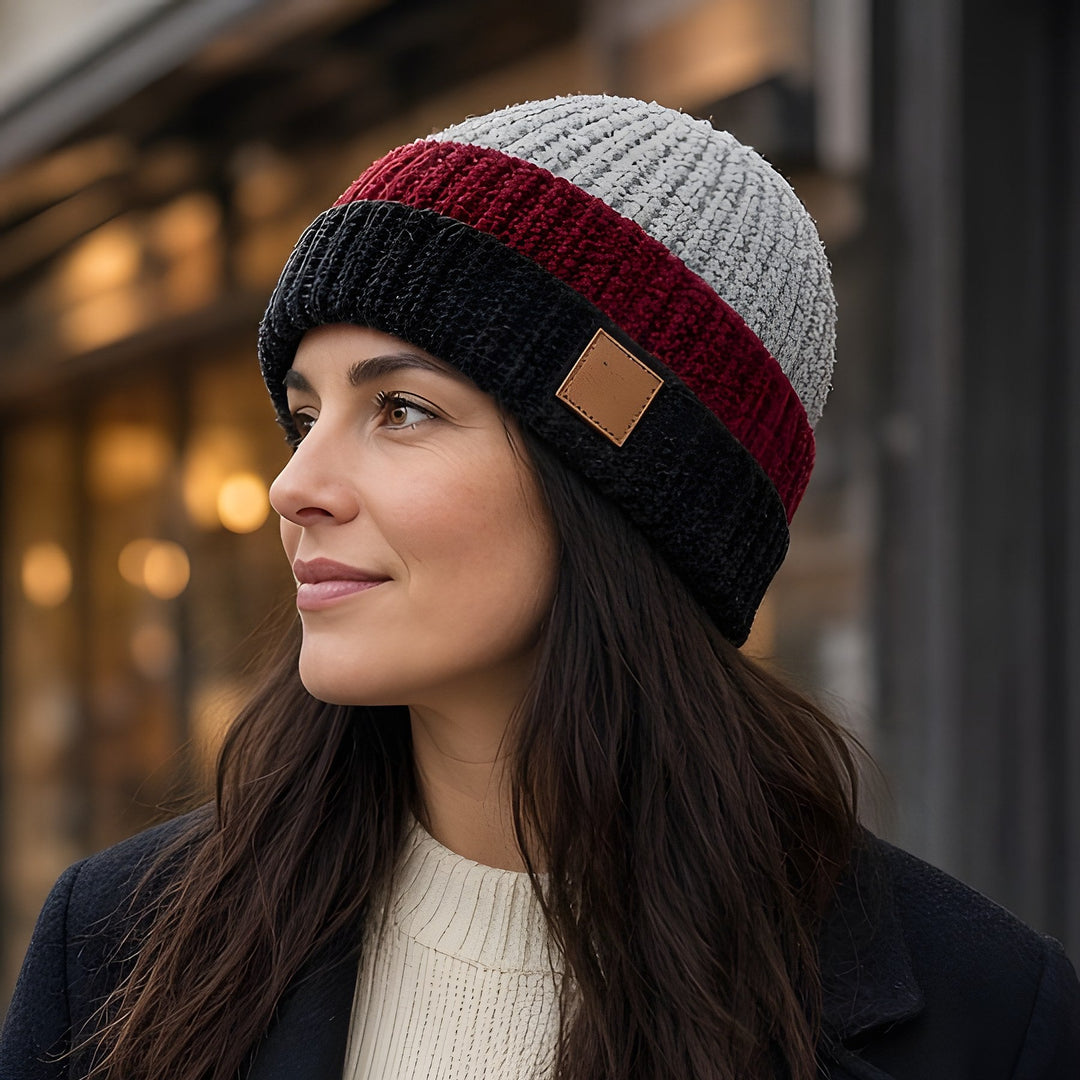 Woman wearing the grey, burgundy and charcoal Beanie Chenill outside a Zurich café
